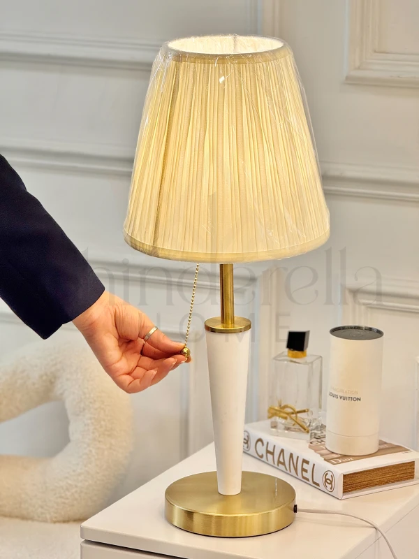 تيبل لامب ابيض وذهبي مع طربوش ايفوري