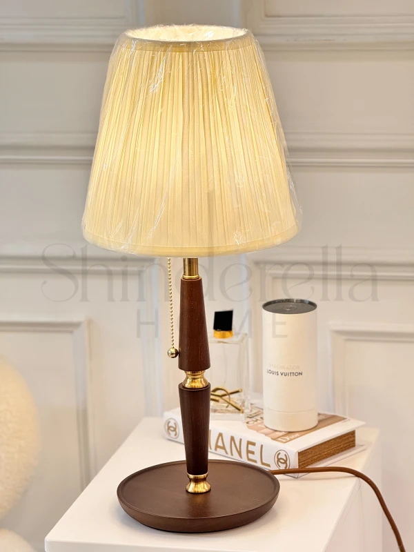 تيبل لامب خشبي غامق مع طربوش ايفوري