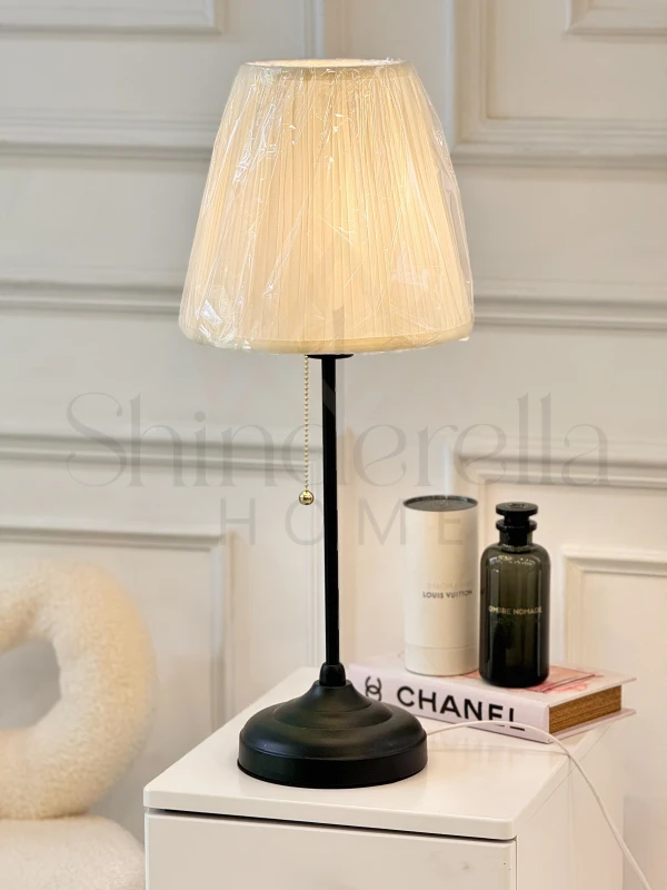 تيبل لامب اسود مع طربوش ايفوري