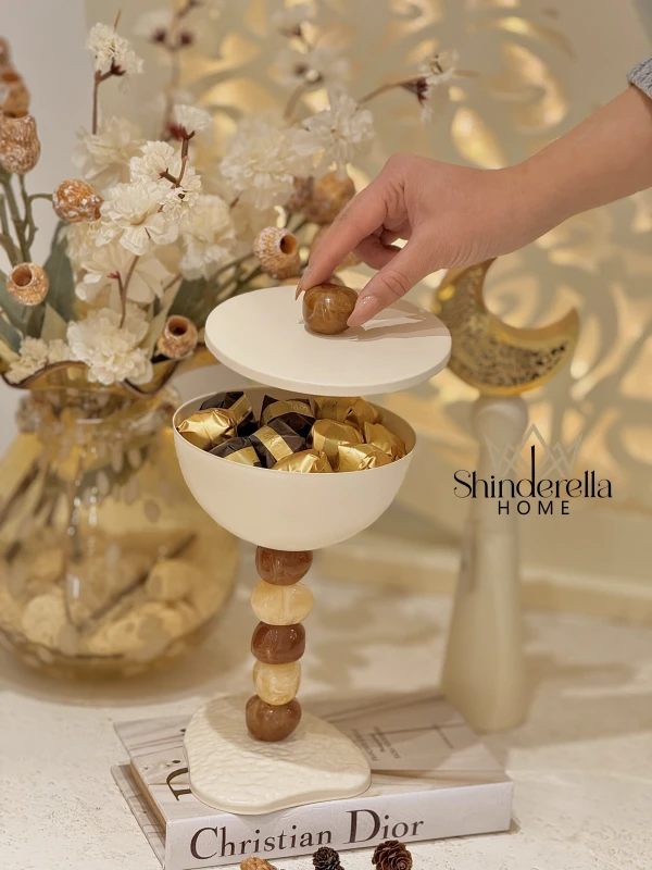 مضيفة آثر حجم كبير مع ستاند