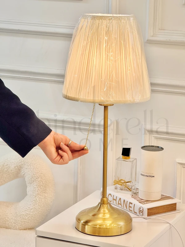 تيبل لامب ذهبي مع طربوش ايفوري