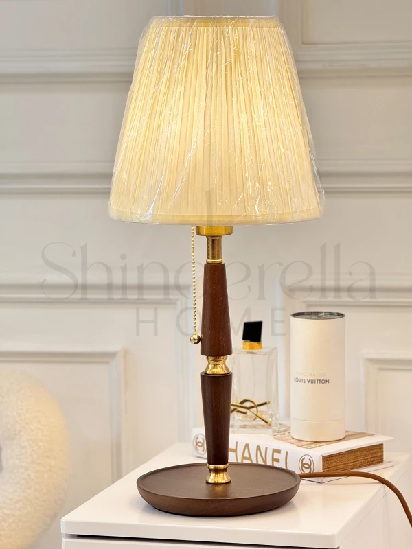 تيبل لامب خشبي غامق مع طربوش ايفوري