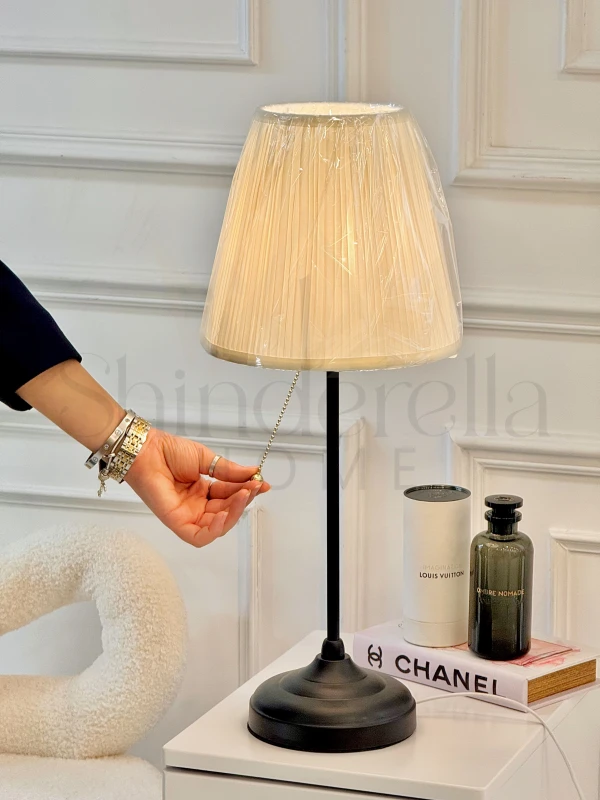 تيبل لامب اسود مع طربوش ايفوري