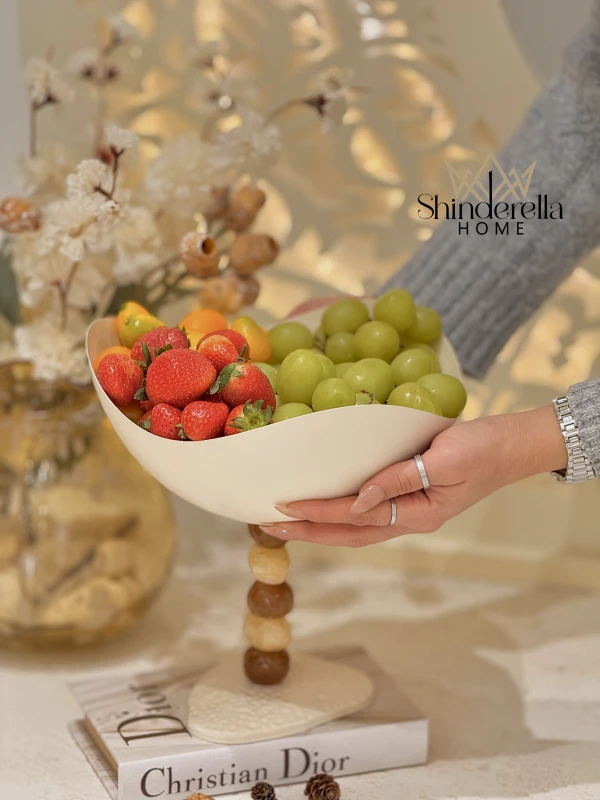 مضيفة آثر حجم كبير