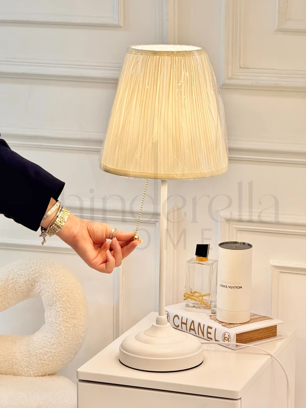 تيبل لامب ابيض مع طربوش ايفوري